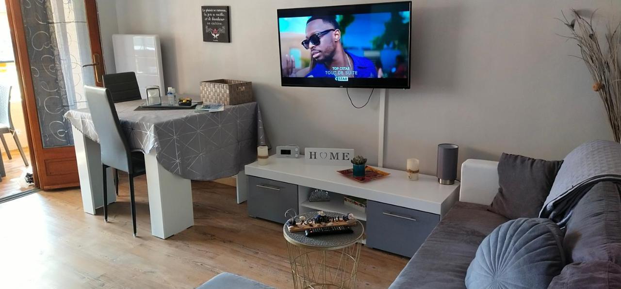 A La Apartment *