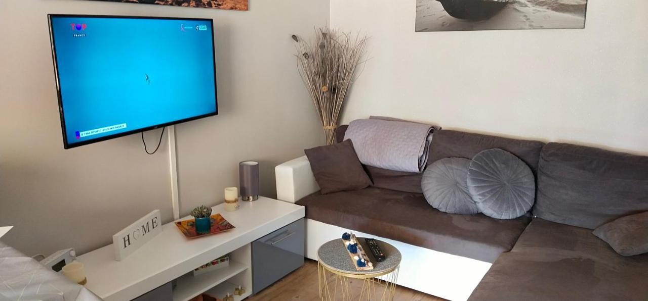 A La Apartment *